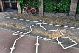 18-06-2020 Breda - Tijdens de Coronacrisis zijn overal op de grond belijningen aangebracht. Degene die hier de belijningen van de looproute aangebracht heeft was wel erg creatief. - Fotokrant