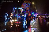 21-12-2024 Prinsenbeek - De lichtjesoptocht met tientallen verlichte voertuigen trokken door het kerkdorp . - Fotokrant