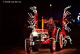 28-12-2019 Prinsenbeek - Gezellig met zn twee op de trekker in het donker door het dorp rijden. - Fotokrant