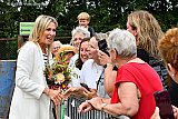 30-08-2024 Zundert - Buiten de corsotent van buurtschap De Berk sprak koningin Maxima nog even met wat buurtbewoners. - Fotokrant