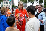 16-09-2026 Breda - Na afloop van de bijeenkomst nam de koningin nog even de tijd voor de kinderjournalisten van ChaTime Magazine. - Fotokrant