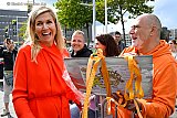 16-09-2026 Breda - Een oranjefan die met Prinsjesdag niet naar Den Haag kon bood de koningin als cadeau een drukplaat van een krant van haar verloving aan. - Fotokrant