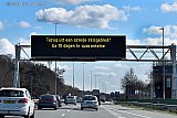 17-04-2021 Breda - Matrixborden boven de snelwegen rond de stad waarschuwen reizigers 10 dagen in quarantaine te gaan als men terug komt van een oranje reisgebied.   - Fotokrant