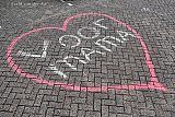 10-05-2020 Breda - Vanwege Moederdag tijdens de Coronacrisis hebben kinderen voor hun moeder een flinke krijttekening gemaakt onderaan de flat waar mama woont. - Fotokrant