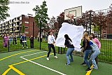 07-05-2023 Breda - Voorafgaande aan het sportieve deel, heeft de burgemeester met haar vriendinnen de baskets in de wijk Boeimeer onthuld. - Fotokrant