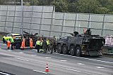 26-09-2025 Breda - Na een ongeval zijn militaire voertuigen op de snelweg A16 gestrand.  Het ongeval zorgde voor een lange file. - Fotokrant