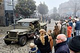 03-11-2024 Prinsenbeek - Om 80 jaar bevrijding te herdenken trok er  in de mist een optocht met historische militaire voertuigen door het dorp.  - Fotokrant