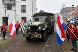 03-11-2024 Prinsenbeek - De historisch militaire voertuigen reden langs een haag van vlaggen die de scouting vast hield. - Fotokrant