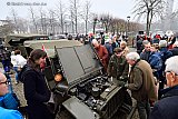 03-11-2024 Prinsenbeek - Er was zelfs tijd om even onder de motorkap van de militaire voertuigen te kijken. - Fotokrant