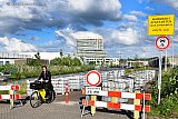 06-07-2021 Breda - Een deel van de Markkade is afgesloten voor autoverkeer. Op de weg zijn IABC's met daarin boompjes geplaatst. - Fotokrant