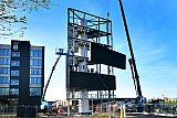 24-11-2022 Breda-   Nabij Princeville bouwt men een gigantische reklamezuil. - Fotokrant
