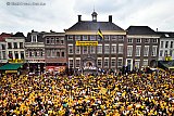 03-06-2024 Breda - Huldiging van het elftal van NAC op een bomvolle Grote Markt. - Fotokrant