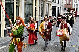 20-05-2024 Breda - Voorop in de historische stoet die een rondje maakte door de binnenstad de nar met muziekanten. De Dag van Het Kasteel heet in Breda Nassaudag. - Fotokrant