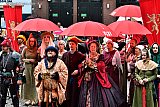 06-06-2022 Breda - Doordat tijdens de opening gemeente paraplus werden uitgedeeld ,veranderde het historische beeld van de groep Nassau figuranten die op de Grote Markt stonden.  - Fotokrant