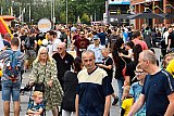 31-07-2022 Breda - Na de presentatie kon je heel even over de koppen lopen. Veel fans gingen vanwege dreigende regenbuien weer op tijd naar huis. - Fotokrant