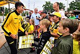 28-07-2019 Breda - Handtekeningenjagers staan in de rij voor een krabbel van een NACspeler op de open dag van NAC Breda. - Fotokrant
