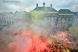 03-06-2024 Breda - Met hun rookpotten en bengaals vuurwerk hulde nacfans de NAC spelers die op het bordes staan in rook. Door vuurwerk hebben verschillende mensen brandwonden opgelopen. - Fotokrant