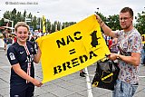 31-07-2022 Breda - Na 2 jaar is er weer een Open Dag van NAC gehouden. De nieuwe naam van de club mochten bezoekers op een stuk geel doek zetten. - Fotokrant