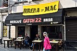 31-05-2024 Breda In de aanloop naar het duel Excelsior NAC hangen bij verschillende kroegen in de stad BREDA = NAC spandoeken aan de gevel.  - Fotokrant
