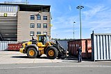 17-09-2021 Breda - Met een buldozer zijn de zeecontainers tegen de zware beweegbare wanden gezet. - Fotokrant