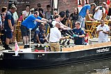 13-08-2020 Breda - De nieuwe aluminium elektrische  rondvaartboten zijn ook toegankelijk gemaakt voor mensen in een rolstoel. Op de foto gaat de 1e aan boord voor een rondvaart door de singels. - Fotokrant
