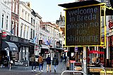 11-12-2020 Breda -Het aantal geregistreerde coronabesmettingen neemt met bijna 9000 hoge vormen aan.De gemeente roept middels een tekstkar op om niet te komen funshoppen. Doe alleen de noodzakelijke boodschappen.  - Fotokrant