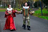 02-12-2020 Breda - Historische figuren (Willem van Oranje en zijn Anna) uit de tijd van de van Nassaus  (voorouders huidige koninklijke familie) hebben in Breda rode Nassau tulpen naar stadspark het Valkenberg gebracht.  - Fotokrant