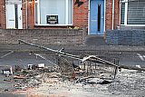 01-01-2026 Breda - Restanten van een verbrand winkelwagentje liggen op straat. - Fotokrant