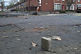 01-01-2026 Breda -  Een van de zware stenen waar volgens een buurtbewoner mee gegooid is. - Fotokrant