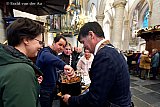 11-01-2025 Breda - Burgemeester Paul Depla ging zelf rond met de pan met hapjes tijdens de nieuwjaarsreceptie die na jaren weer terug was in de Grote of Onze Lieve Vrouwekerk. - Fotokrant