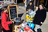 05-03-2022 Breda - De SP die eigenlijk campagne zou voeren voor de gemeenteraadsverkiezingen springt bij bij de spontane inzamelingsactie voor Oekraine van De Alexanderhoeve op winkelcentrum Heksenwiel .Men wil vooral EHBO materiaal inzamelen SP fractieleider Inge Verdaasdonk staat zelf achter een desk om mensen op te vangen. - Fotokrant