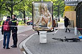 02-05-2019  Breda - De kantelende aanhangwagen heeft een fietsster gelanceerd. Volgens een omstander werd de aanhanger aangereden door een andere auto. - Fotokrant