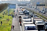 15-04-2019 Breda - Wachtende automobilisten stapte uit hun autos en gingen op de vluchtstrook staan. - Fotokrant