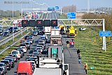 15-04-2019 Breda - In de ochtendspits is op de snelweg A16 een groot ongeval gebeurd met een vrachtwagen en 5 personenautos. Uren staat het verkeer muurvast. - Fotokrant