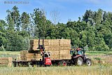 05-07-2022 Breda - Boeren halen de oogst binnen. Ging dat een paar jaar geleden nog met veel mankracht, nu zet men een lader in om de enorme hooibalen op de platte kar te krijgen. - Fotokrant