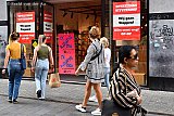 09-09-2021 Breda - De coronacrisis zorgt bij ondernemers in de stad nu al voor grote problemen. Hoewel de overheid de steunmaatregelen pas stopt per 1 oktober zijn er nu al winkels die stoppen. Er is wel volk in de stad maar het is kijken kijken en maar weinig kopen. - Fotokrant