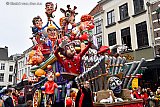 20-02-2023Breda - De carnavalswagen van CV De Meikevers met in het midden met muts de pop van Ger Couvreur de oudste kroegbaas van Breda die onlangs stopte. - Fotokrant