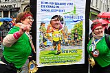 16-02-2026 Breda - Burgemeester Paul Depla trotseerde de regen en liet zich door deze dames wegzetten als Un Lekkere vent. - Fotokrant