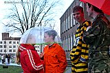 16-02-2026 Breda - Samen schuilen onder een paraplu. - Fotokrant