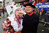 24-02-2020 Breda-  Pastoor van Uden voorzag de nodige bezoekers van drinken. - Fotokrant