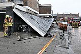 11-02-2026 Breda - Een automobilist heeft de palen onder de overkapping van winkels aan het Erasmusplein er uit gereden. - Fotokrant