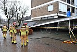 11-02-2026 Breda -Niet aleen de overkapping moest het ontgelden ook diverse groene paaltjes die het winkelcentrum afsluiten gingen omver. - Fotokrant