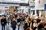 06-11-2019 Breda - Hoewel buiten nog omgeroepen werd dat het niet mocht vielen de ca 400  boze onderwijskrachten toch Het Stadskantoor binnen. - Fotokrant