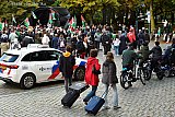 22-10-2023 Breda - Toevallig langs komende voorbijgangers bekijken de demonstratie. - Fotokrant