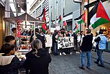 22-10-2023 Breda - Bezoekers van de binnenstad die genoten van een Brabants worstenbroodje, zagen de demonstratie aan zich voorbij trekken. - Fotokrant