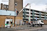 28-11-2019 Breda - Experts bekijken de schade aan het winkelcentrum. Zelfs de ruiten van de naastgelegen flat zijn er uitgesprongen. - Fotokrant