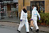 28-11-2019 Breda -De technische recherche stelt een zak met bewijsmateriaal veilig voor verder onderzoek. - Fotokrant