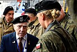 26-10-2019 Breda - Poolse bevrijder is net uit een jeep gestapt en gaat in gesprek met een huidige Poolse militair. - Fotokrant