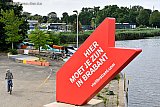 18-07-2021 Breda - Op het haveneiland is de 7000 kilo zware Brabant promotiepijl van visitbrabant te zien. De pijl maakt een rondreis door de hele provincie. - Fotokrant
