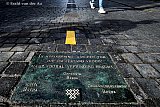26-09-2023 Breda - In de binnenstad is een herdenkings plaquette onthuld aan de coronacrisis. Dit deden Koert Vermeulen , Boaz Adank en Johan De Vos . De plaquette ligt aan het begin van de gele streep die tijdens de coronacrisis voor de scheiding van mensen  zorgde in de binnenstad. 1 Gele steen is nog zichtbaar van de inmiddels verwijderde gele scheidingslijn. - Fotokrant